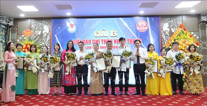 Các tác giả, nhóm tác giả đoạt giải B giải báo chí Thân Nhân Trung năm 2023. Ảnh tư liệu.